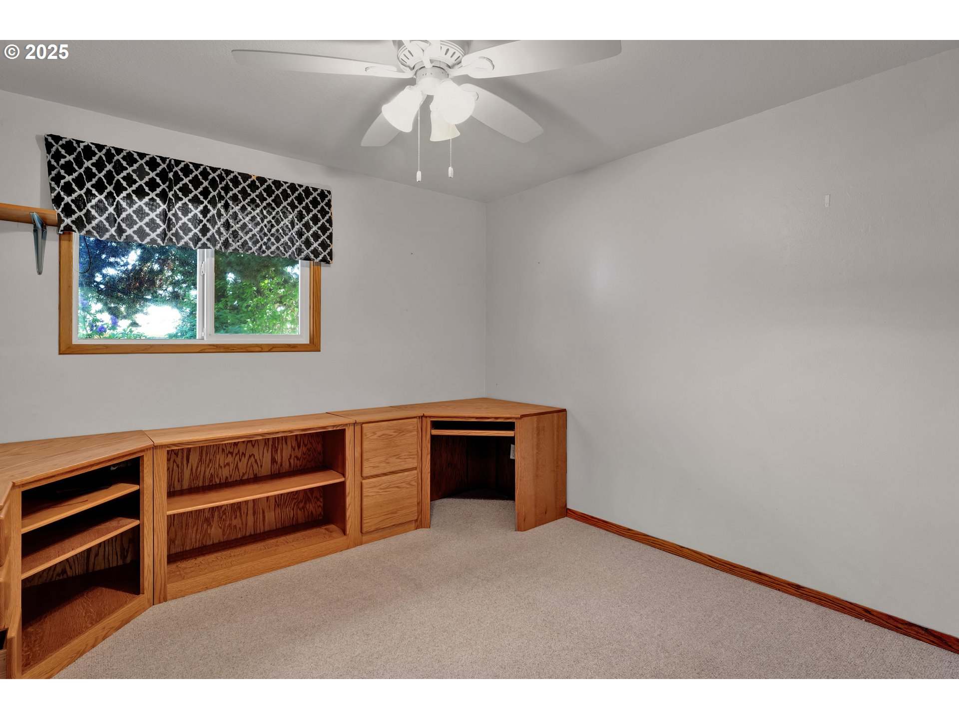 3760 Cherokee Drive Springfield, OR 97478 - Photo 19 of 42 a room with furniture and a window