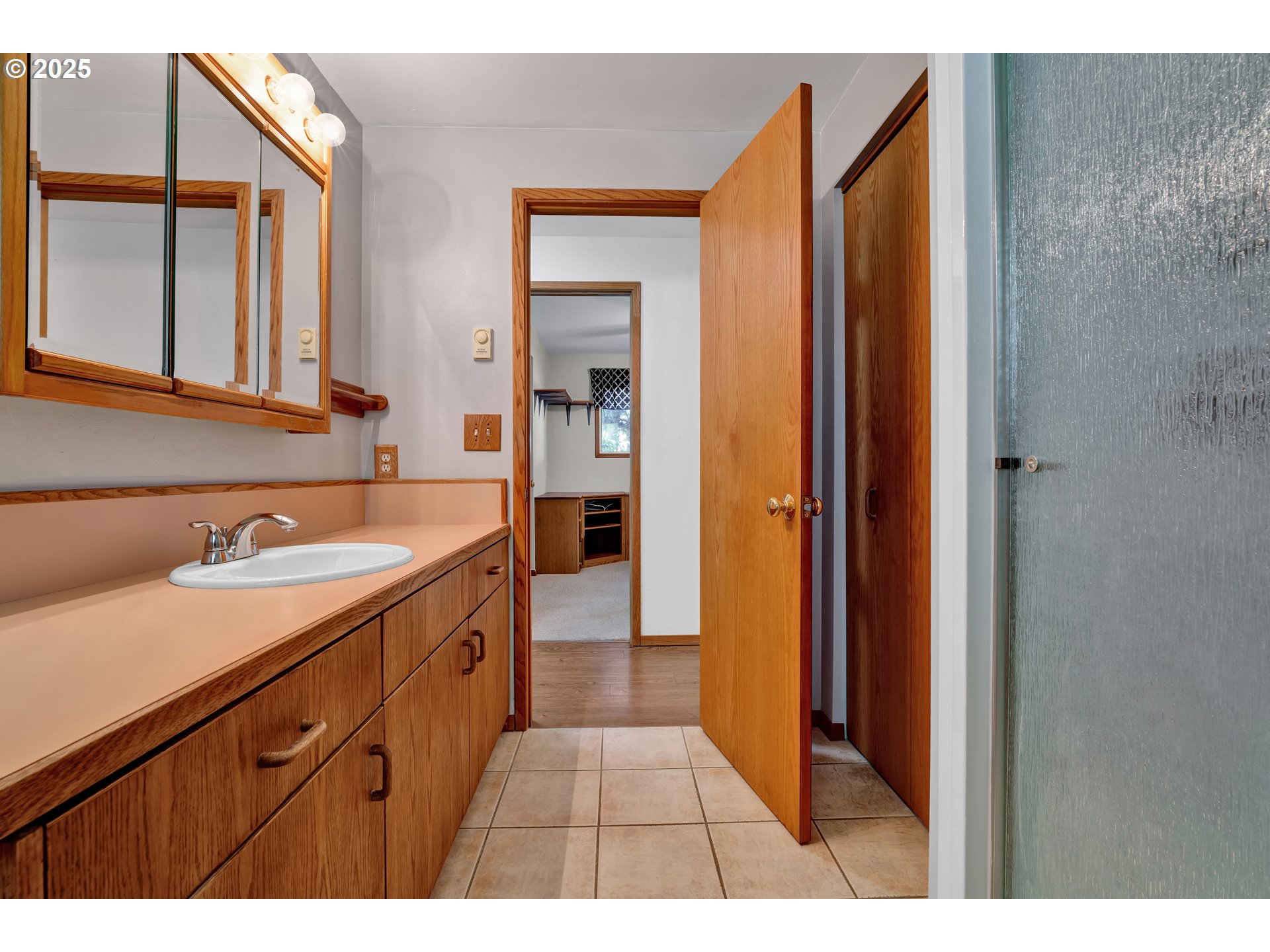 3760 Cherokee Drive Springfield, OR 97478 - Photo 26 of 42 a bathroom with a sink a mirror and a bathtub