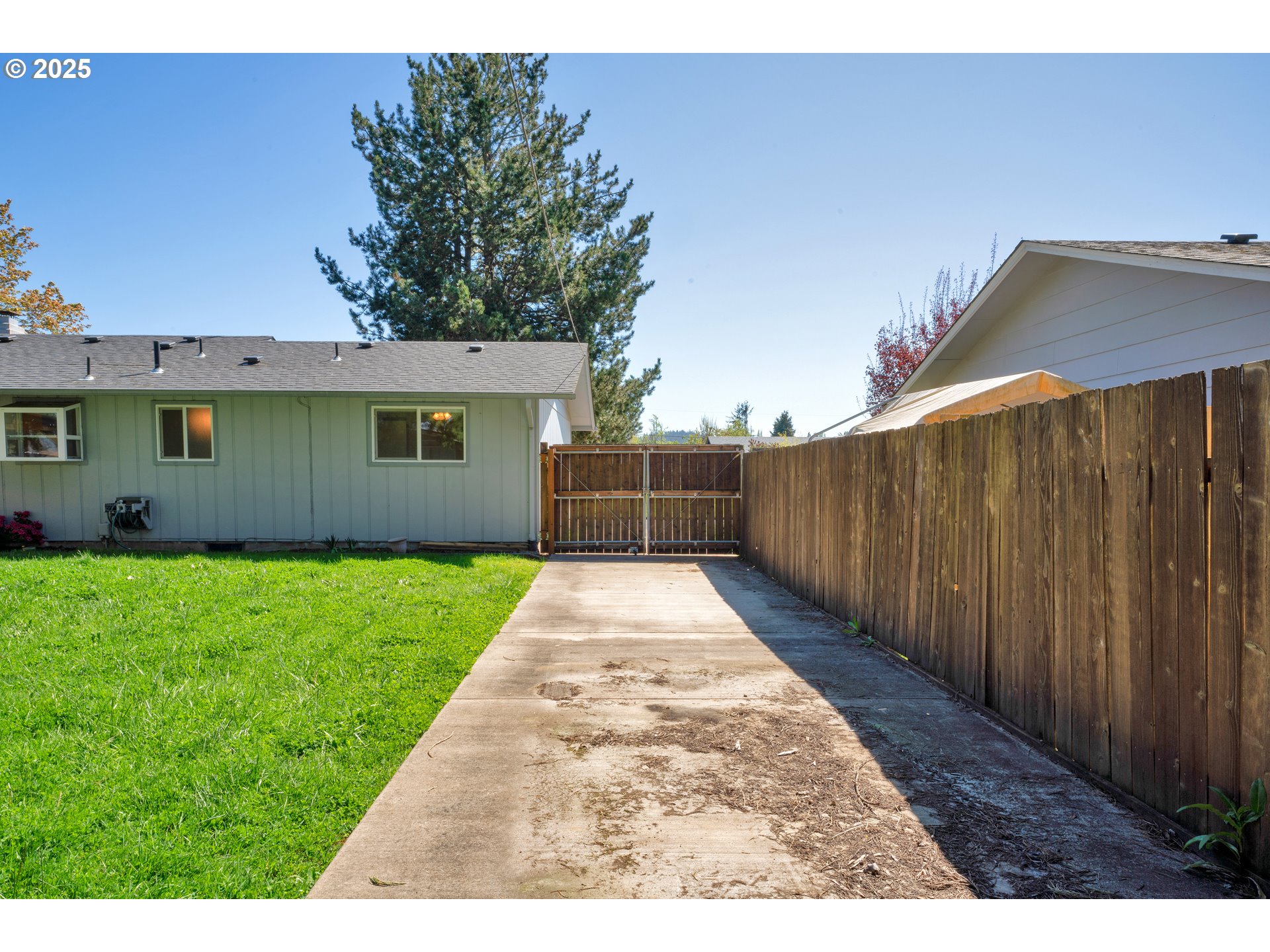3760 Cherokee Drive Springfield, OR 97478 - Photo 30 of 42 a view of a backyard