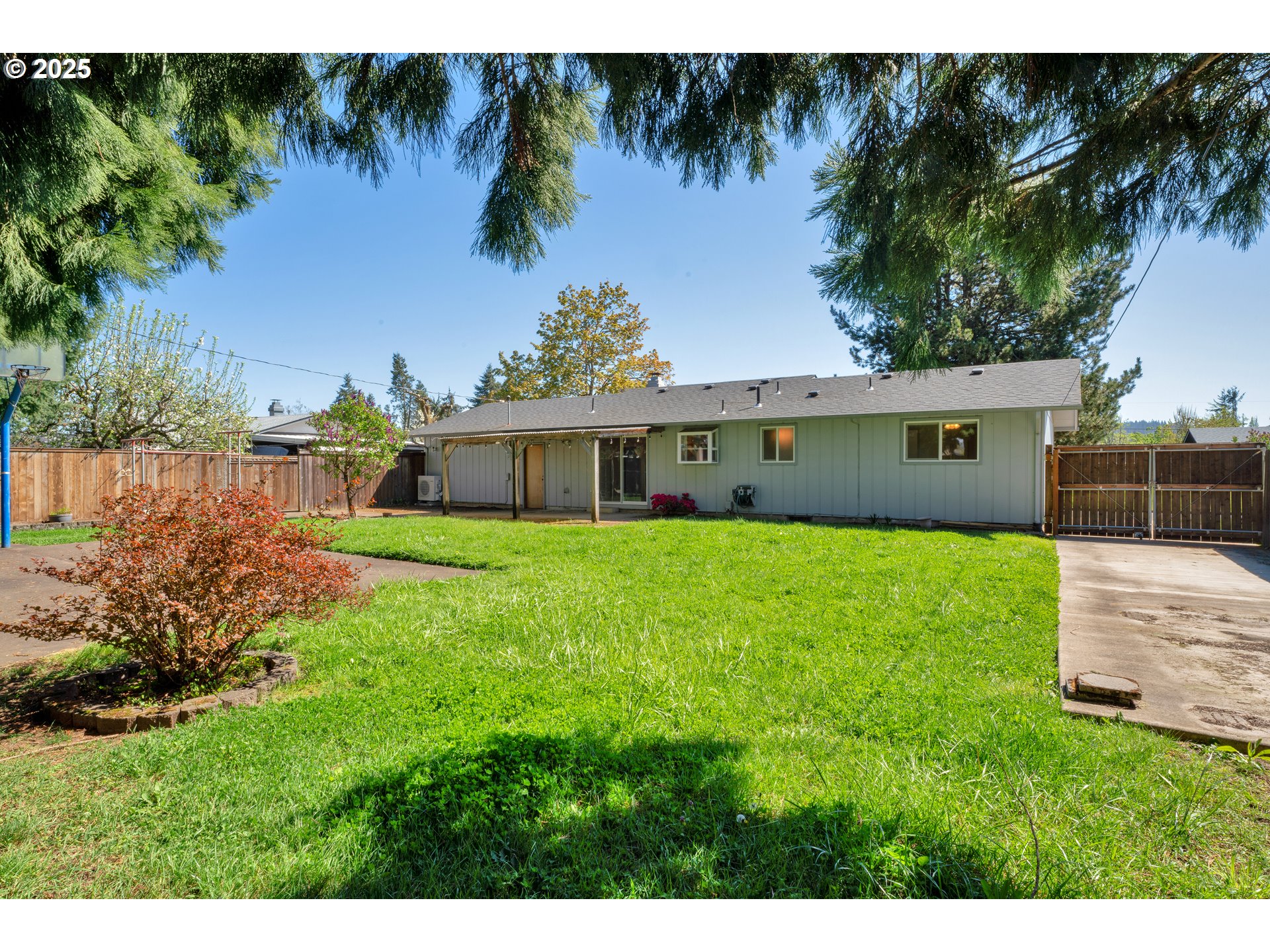 3760 Cherokee Drive Springfield, OR 97478 - Photo 31 of 42 a front view of a house with garden