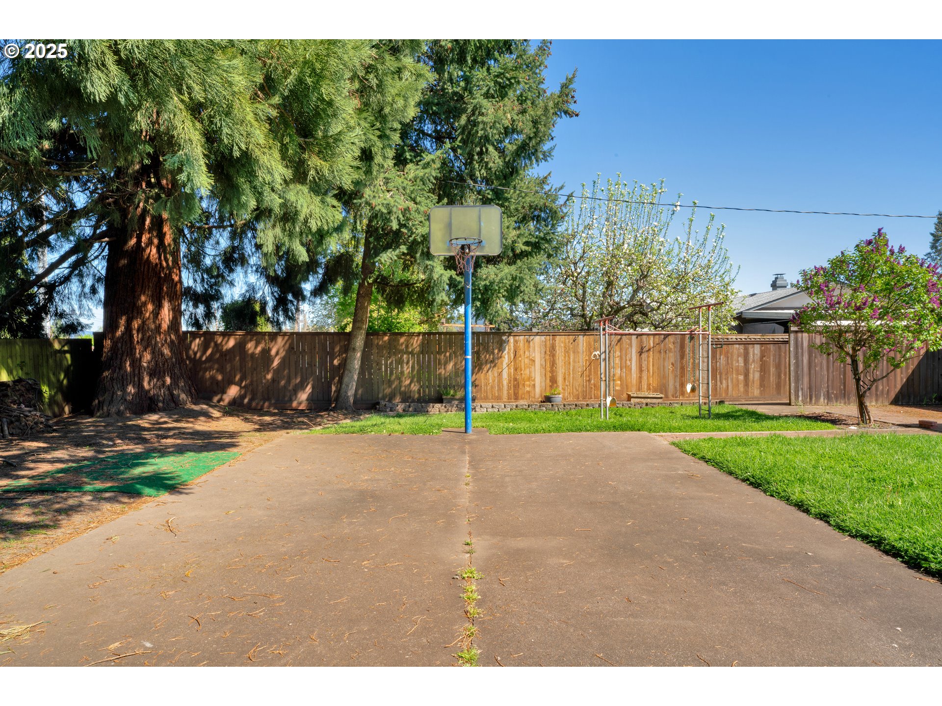 3760 Cherokee Drive Springfield, OR 97478 - Photo 33 of 42 a view of a road with a fence
