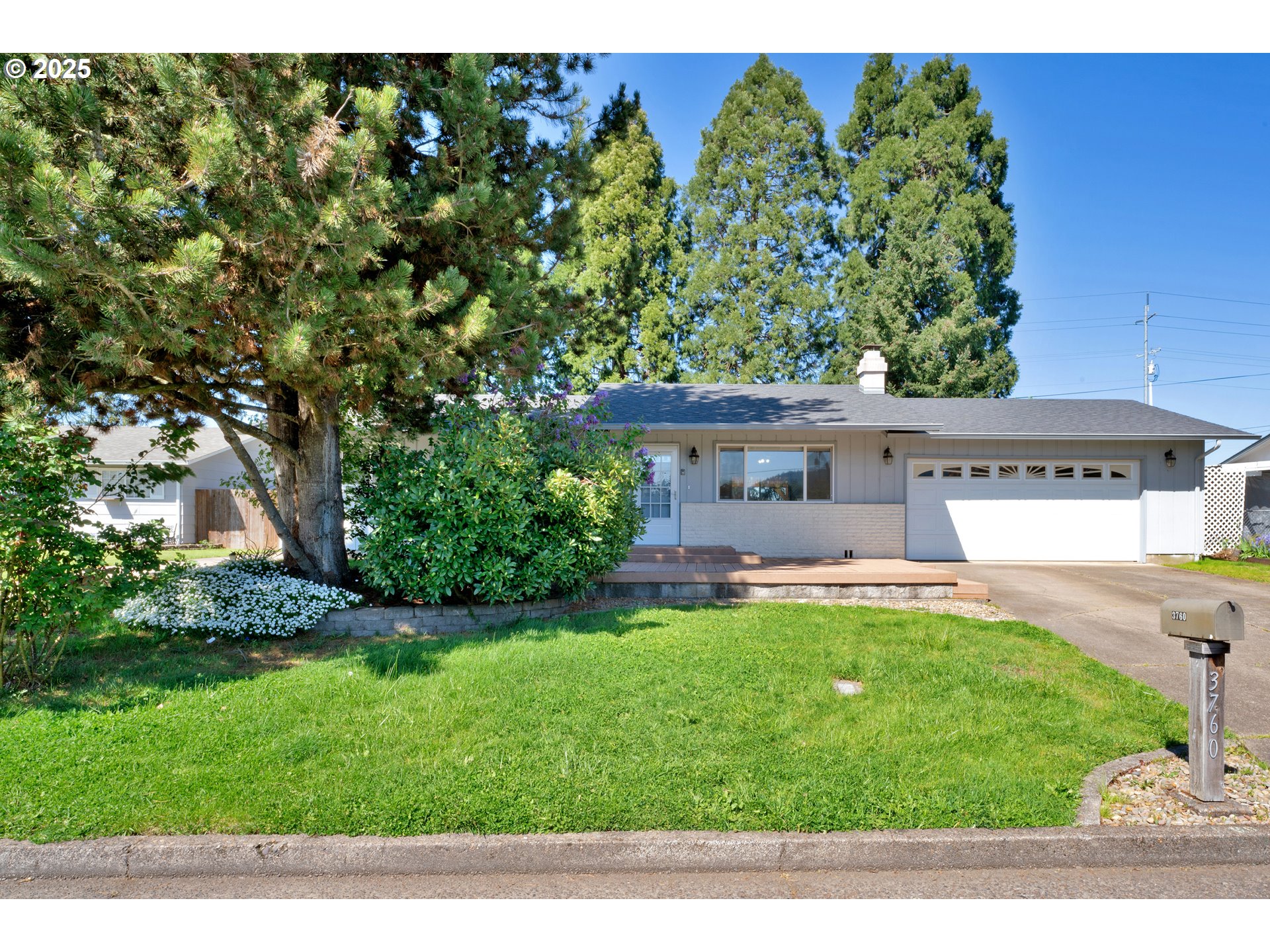 3760 Cherokee Drive Springfield, OR 97478 - Photo 4 of 42 a front view of a house with a garden