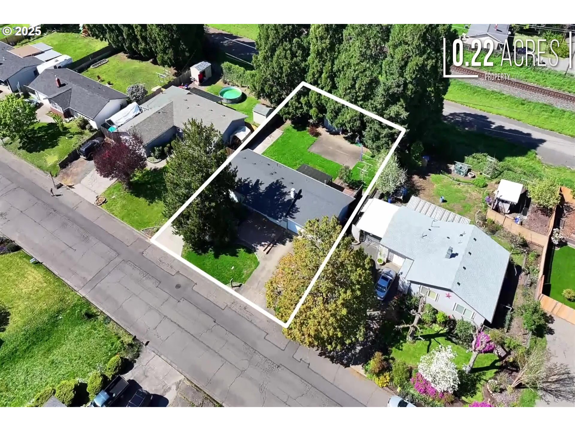 3760 Cherokee Drive Springfield, OR 97478 - Photo 42 of 42 an aerial view of a house with a garden and plants
