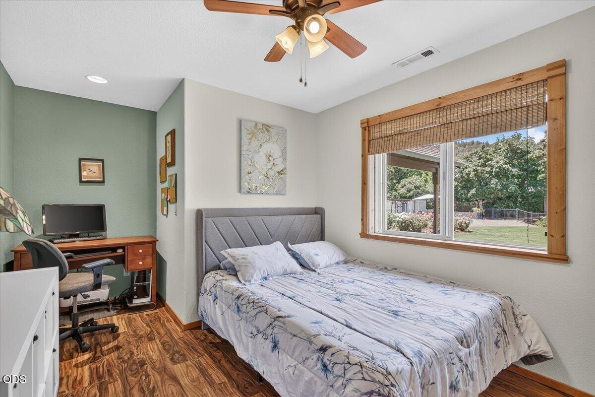 2240 Hull Road Medford, OR 97501 - Photo 24 of 49