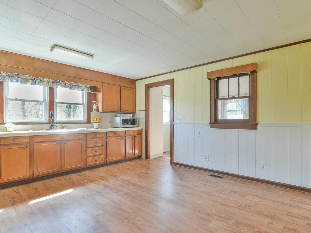 109 Pierce Branch Road Elizabethton, TN 37643 - Photo 11 of 31 Big Kitchen for cooking