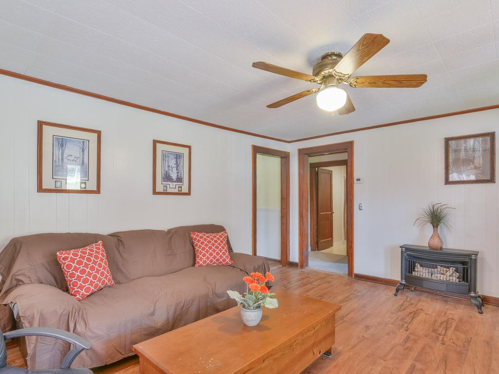 109 Pierce Branch Road Elizabethton, TN 37643 - Photo 7 of 31 Welcome to the living room
