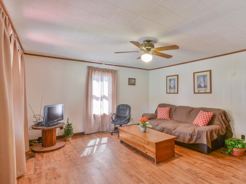 109 Pierce Branch Road Elizabethton, TN 37643 - Photo 8 of 31 Living comfort
