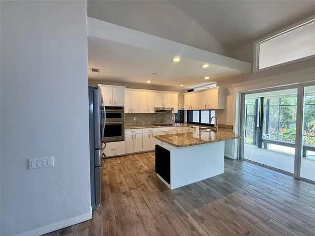 a large kitchen with kitchen island a island in it
