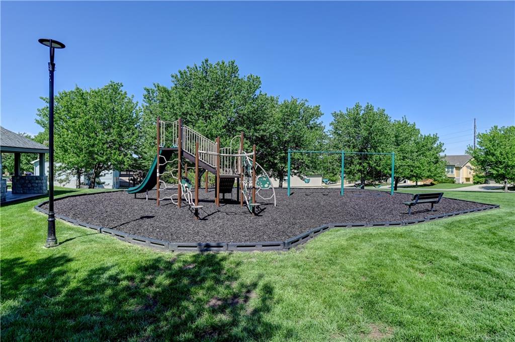 4523 Edgehill Street Leavenworth, KS 66048 - Photo 4 of 50
