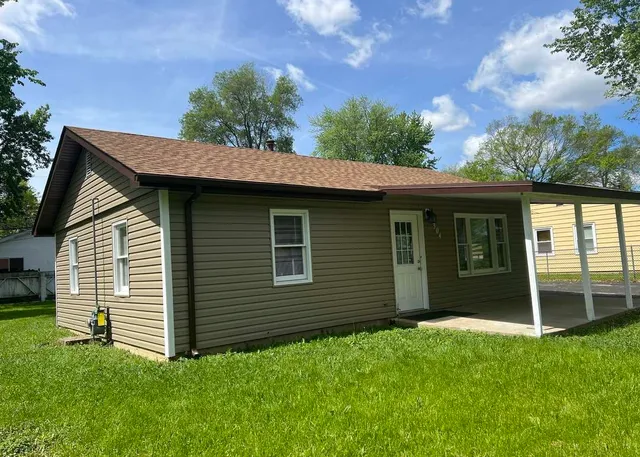 a view of a house with a yard