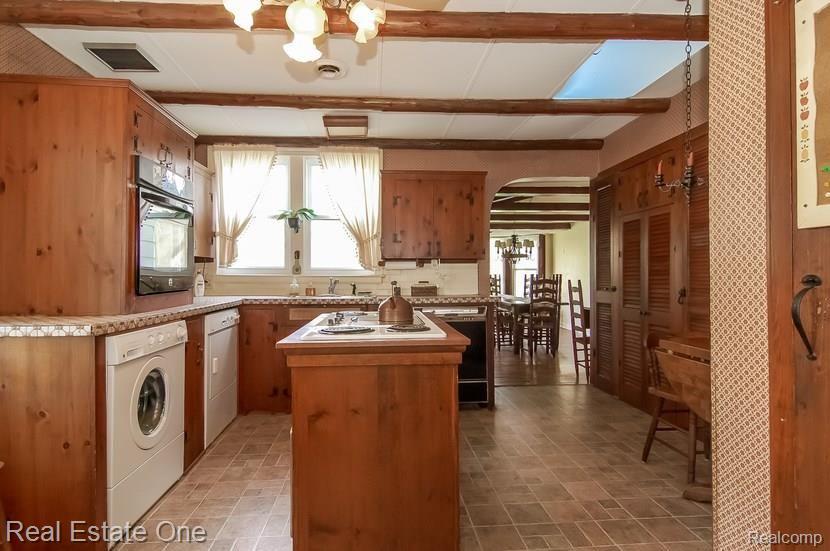 28400 West Nine Mile Road Farmington, MI 48336 - Photo 12 of 30 009-Kitchen-972095-mls.jpg