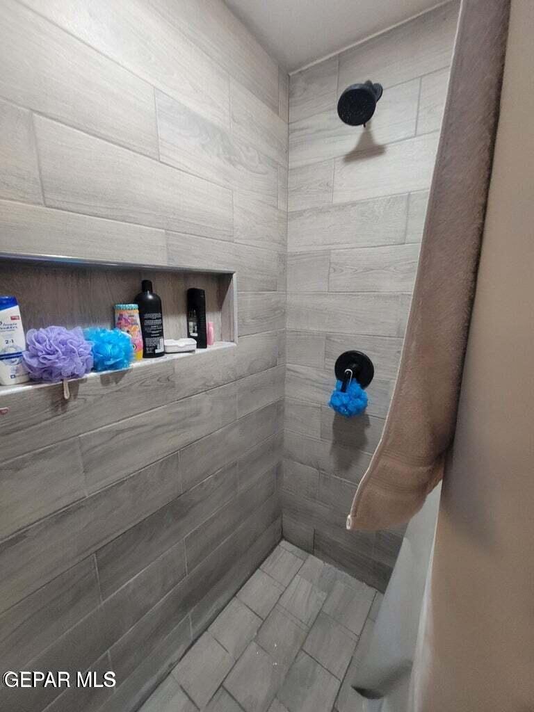 11531 Ernest Road Socorro, TX 79927 - Photo 35 of 36 a bathroom with a shower
