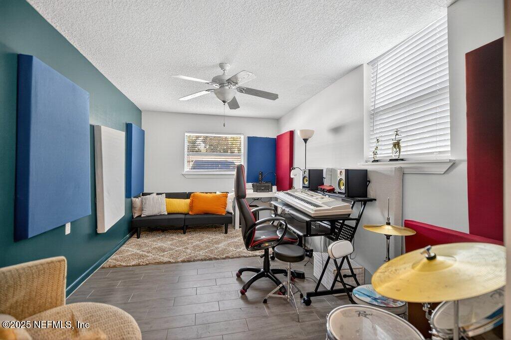 1860 Embassy Drive Jacksonville, FL 32207 - Photo 44 of 53 a workspace with furniture