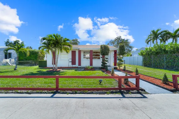 $2,700 | 2130 Wiley Court, Hollywood, FL 33020