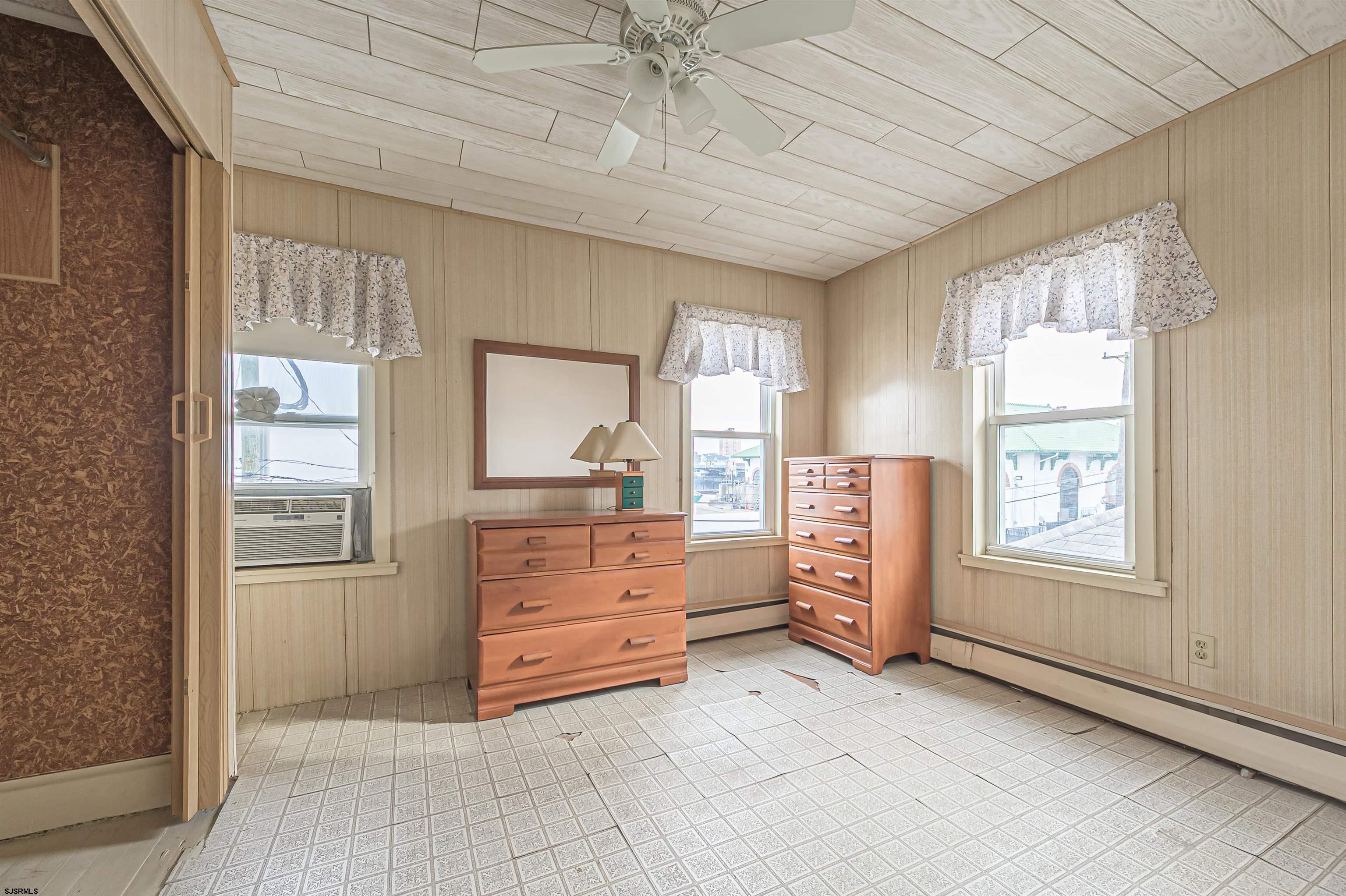 116 North Cornwall Avenue Ventnor City, NJ 08406 - Photo 16 of 28 an empty room with windows and closet