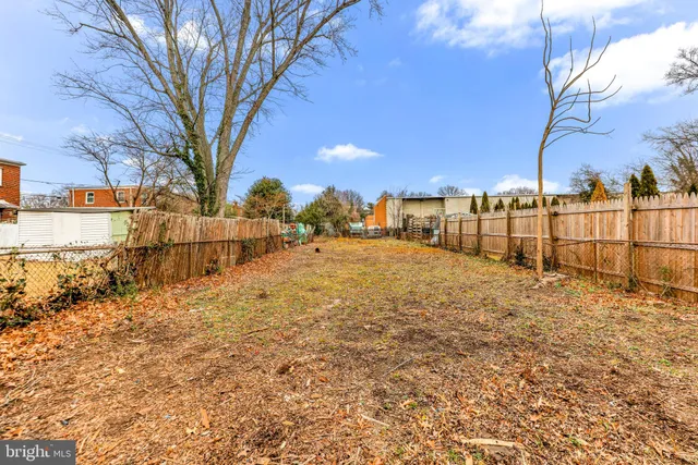 a picture of floor with a white wall