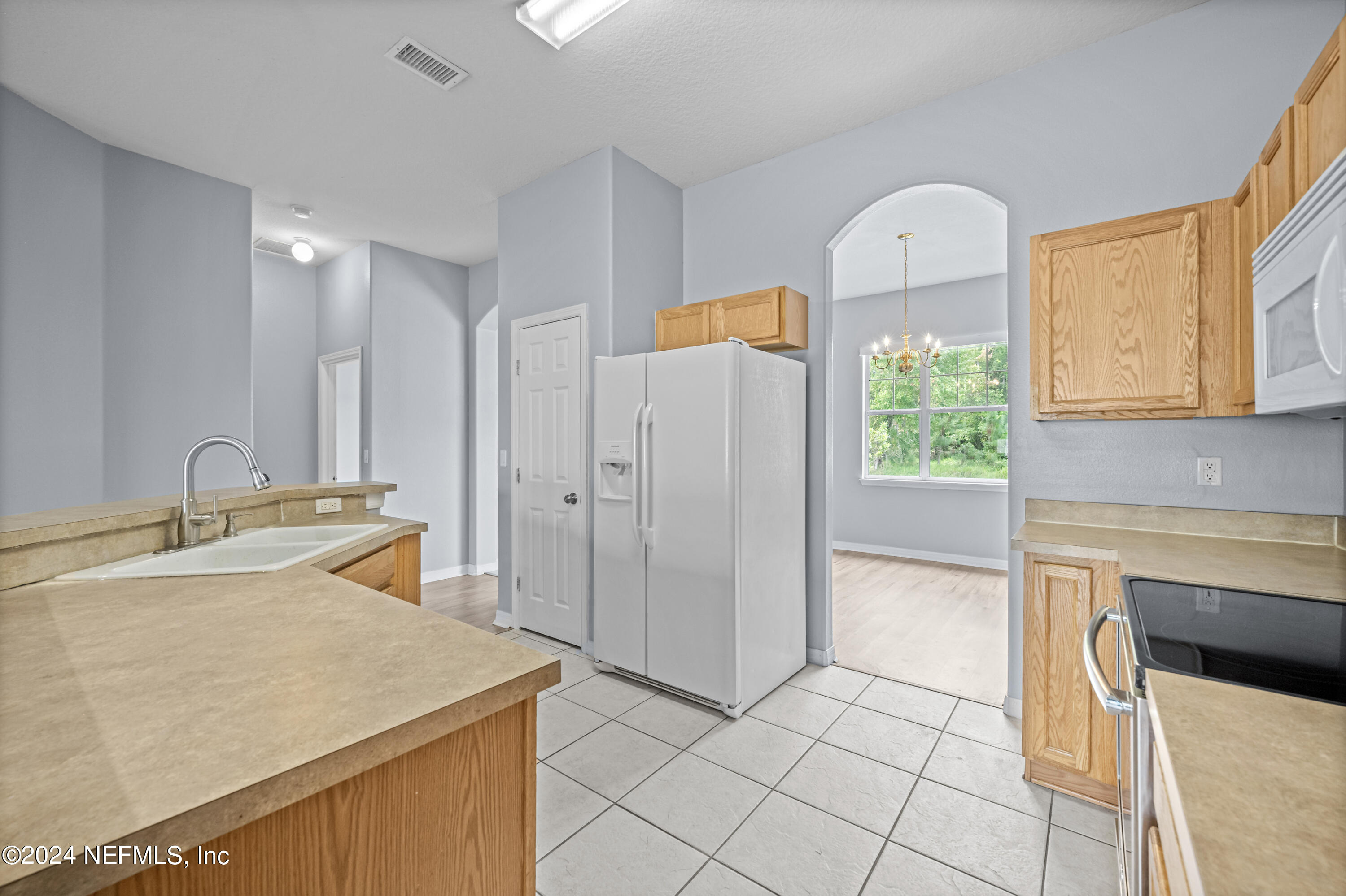 26 Zonal Geranium Trail Palm Coast, FL 32164 - Photo 12 of 35 a spacious bathroom with a sink a vanity and a mirror