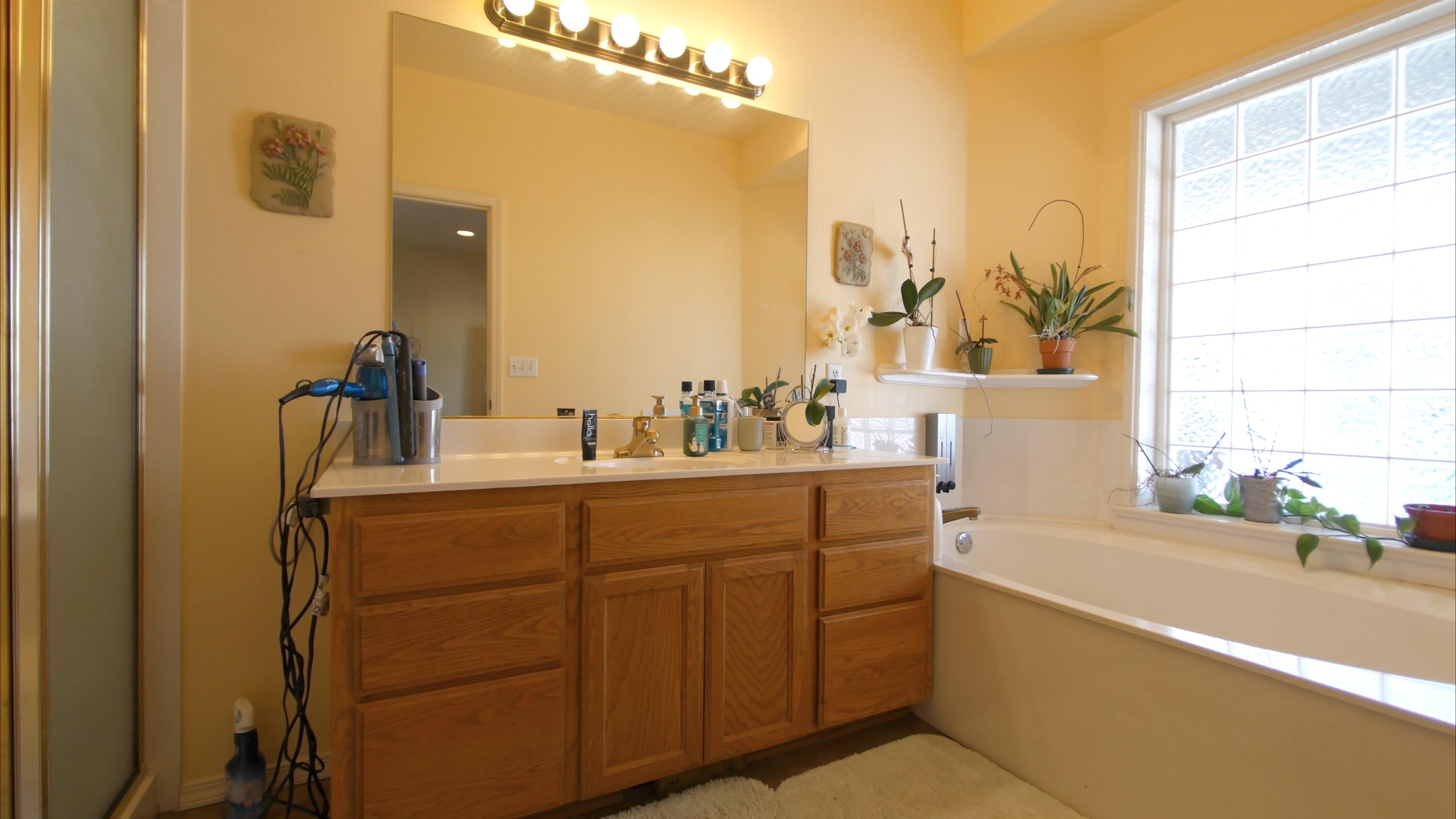 3800 Hilsinger Road Phoenix, OR 97535 - Photo 18 of 30 a bathroom with a tub sink and mirror