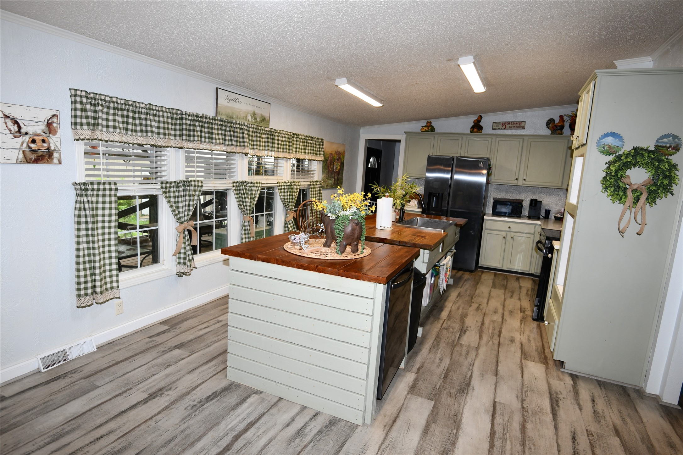 101 Pinewood Drive Shepherd, TX 77371 - Photo 10 of 37 Kitchen/Breakfast Area