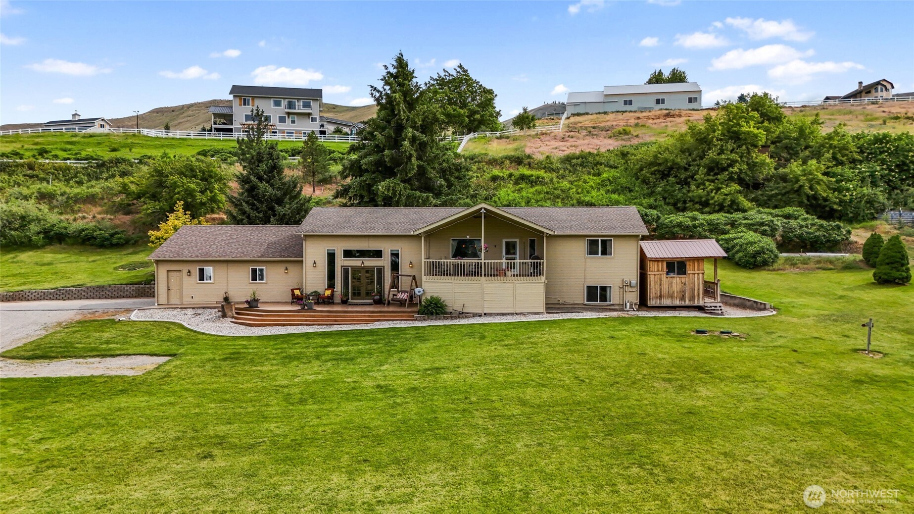 2049 Sleepy Hollow Road Wenatchee, WA 98801 - Photo 2 of 38