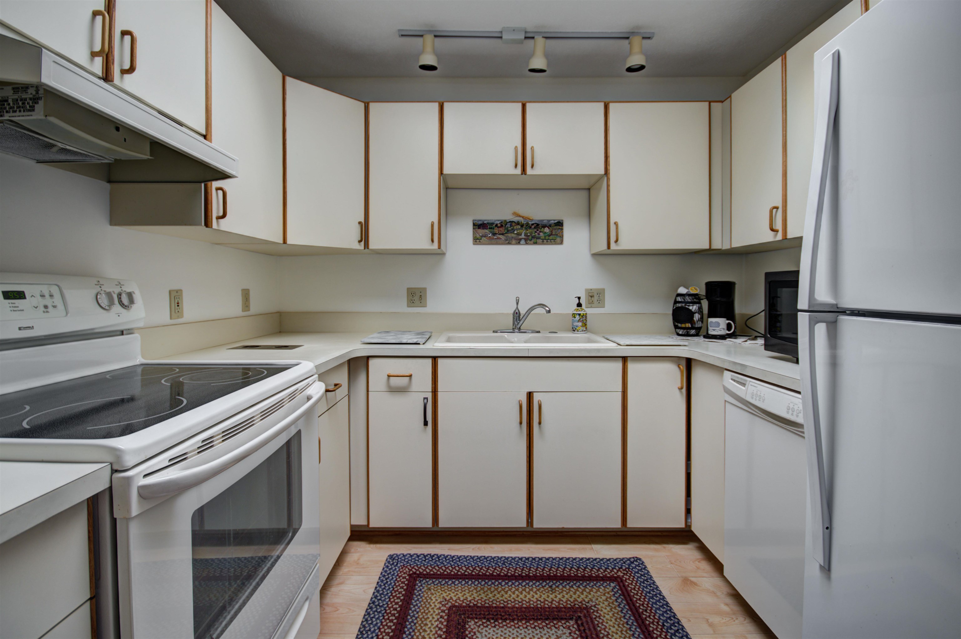 2203 East Hammond Road Traverse City, MI 49686 - Photo 14 of 39 1910876-13.JPG