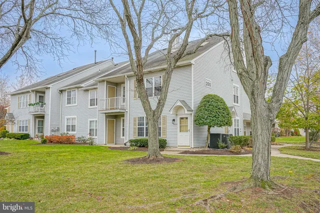 $300,000 | 208B Sedgefield Drive, Mount Laurel, NJ 08054