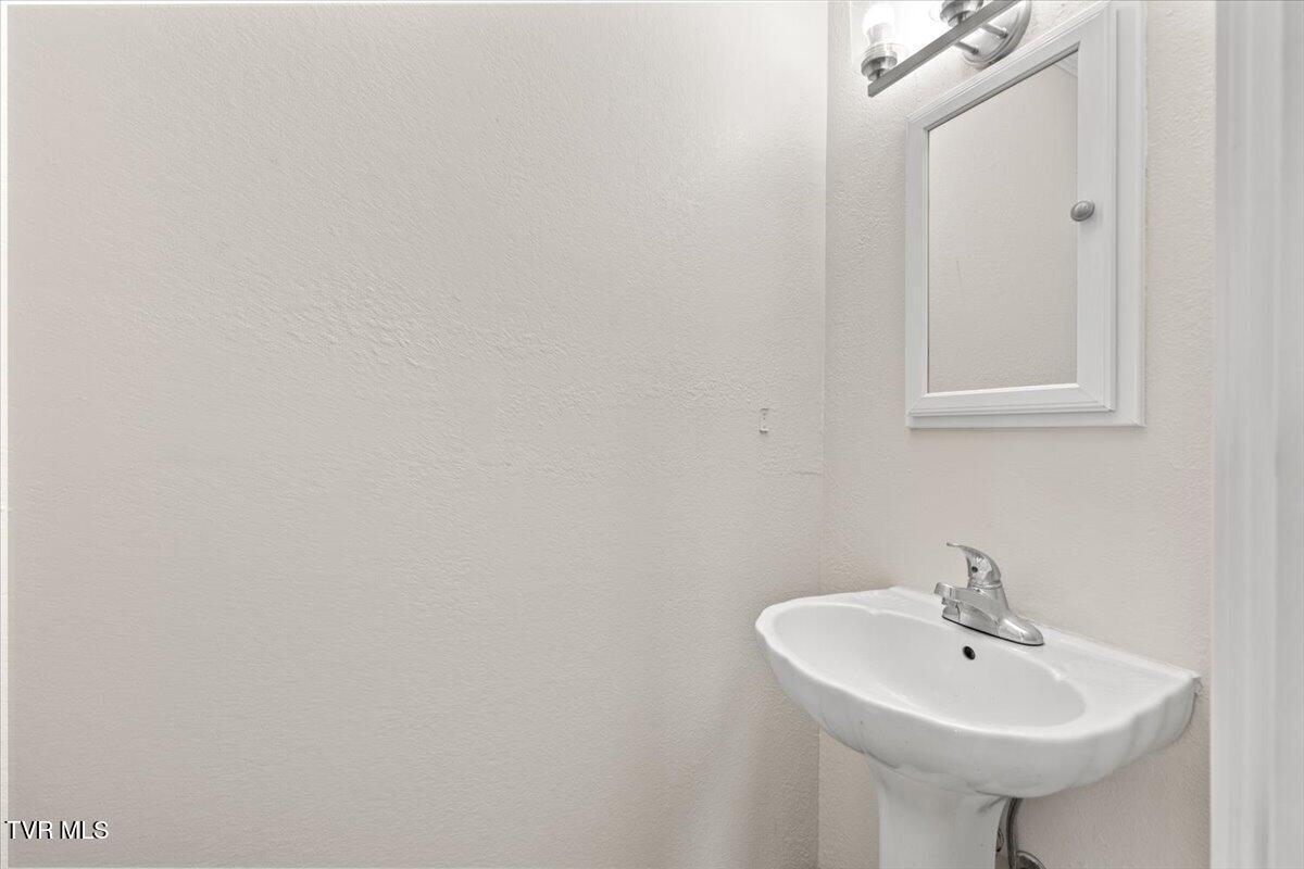 108 Lilly Street Bristol, TN 37620 - Photo 32 of 44 18-128A0590