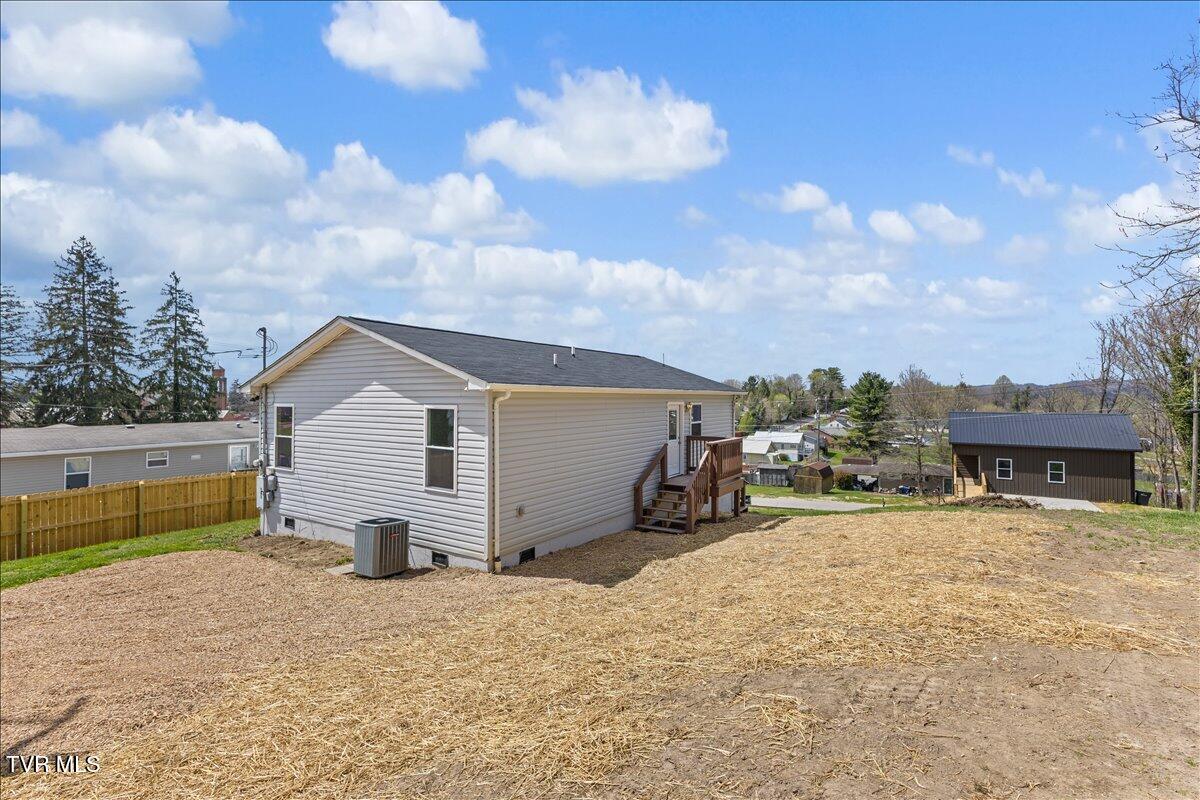 108 Lilly Street Bristol, TN 37620 - Photo 5 of 44 04-128A0539