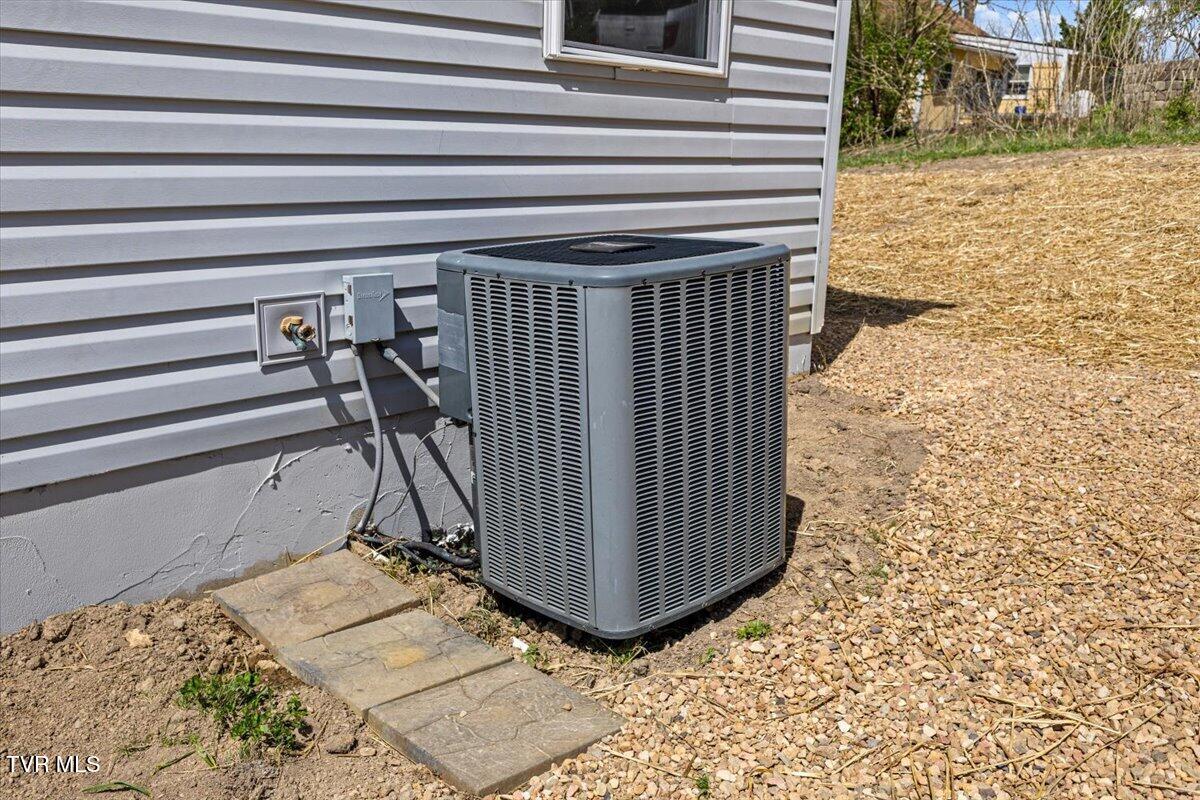 108 Lilly Street Bristol, TN 37620 - Photo 6 of 44 05-128A0542