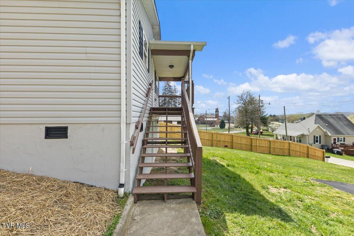 108 Lilly Street Bristol, TN 37620 - Photo 7 of 44 06-128A0554