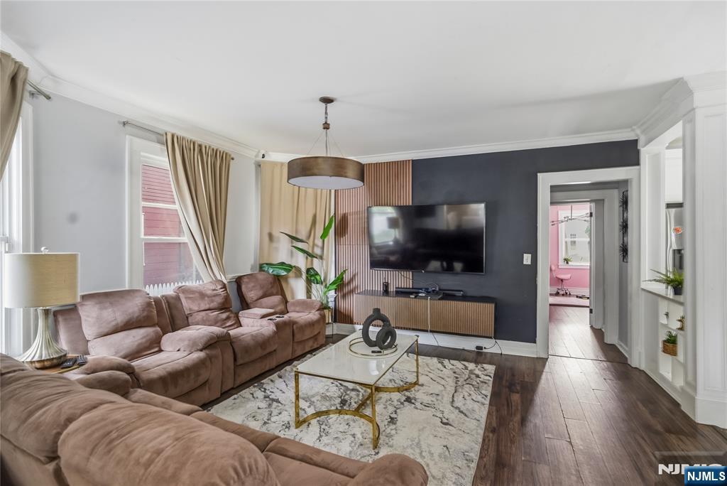 283 Hamilton Place Hackensack, NJ 07601 - Photo 4 of 23