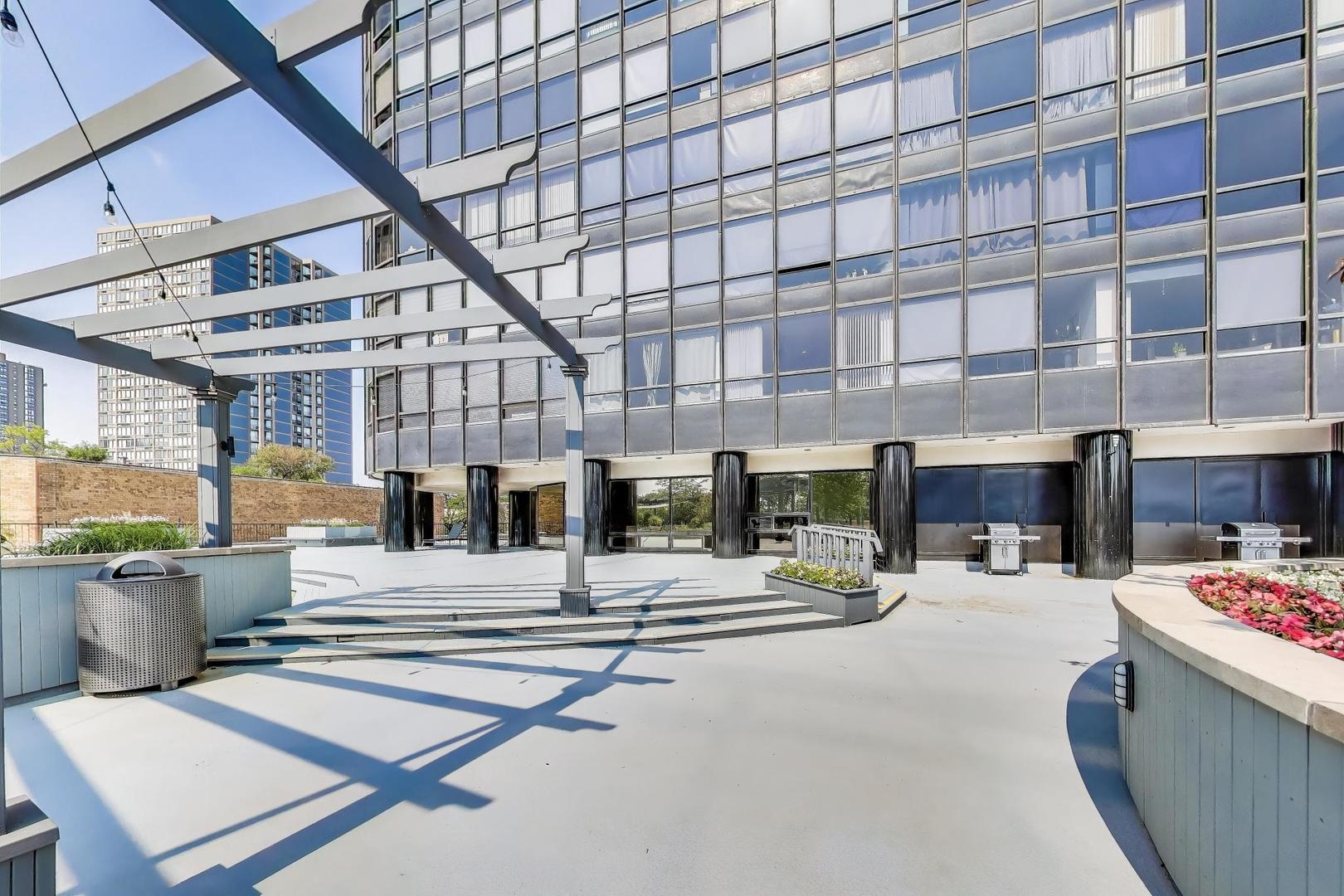 5415 North Sheridan Road, Unit 915 Chicago, IL 60640 - Photo 24 of 28 a view of a room with gym equipment