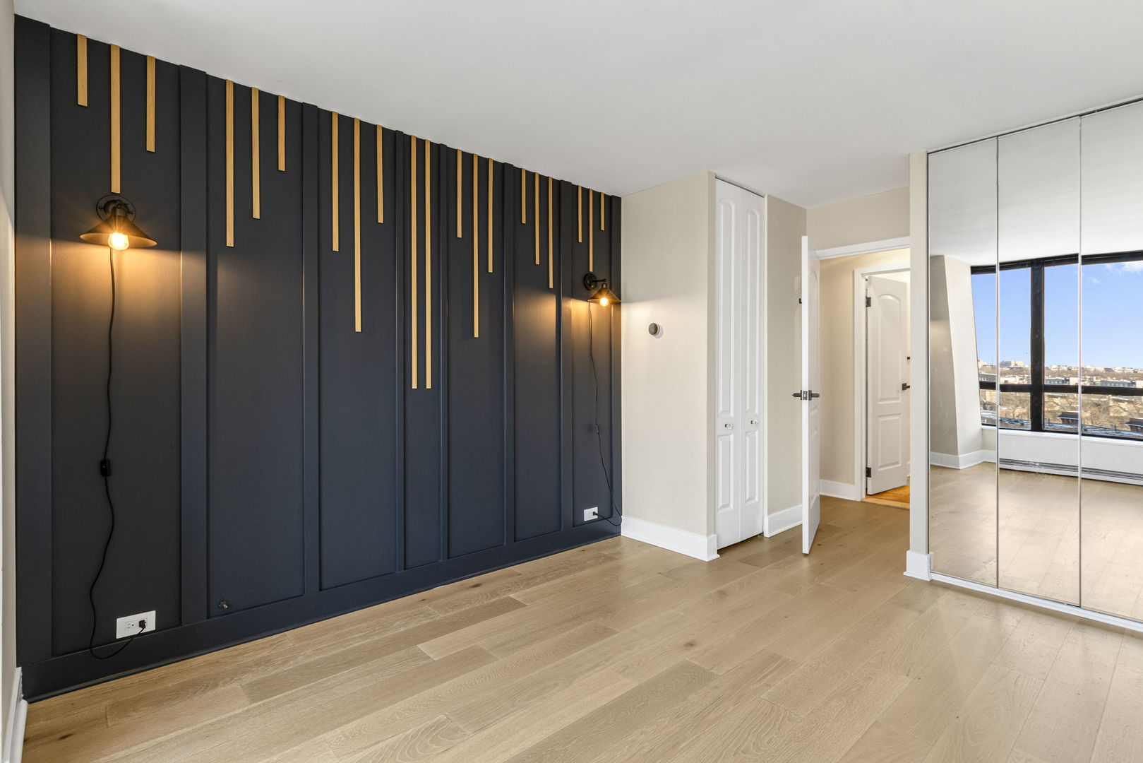 5415 North Sheridan Road, Unit 915 Chicago, IL 60640 - Photo 10 of 28 a view of a elevator with wooden floor