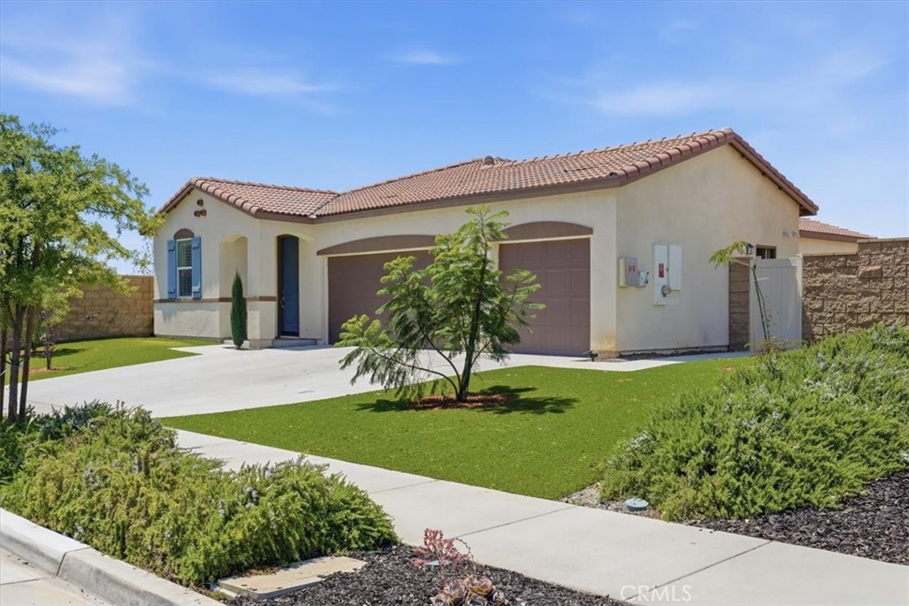 32350 Iron Trail Road Winchester, CA 92596 - Photo 3 of 32 a front view of house with yard