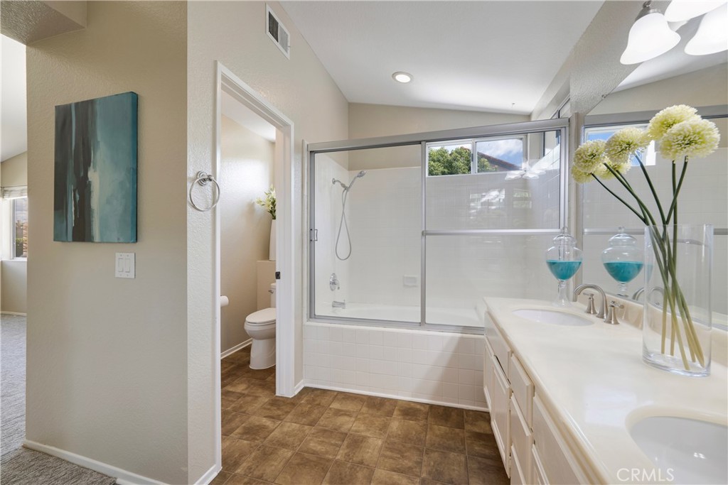 4817 Golden Ridge Drive Corona, CA 92878 - Photo 48 of 70 Primary bathroom has a tub/shower combination.