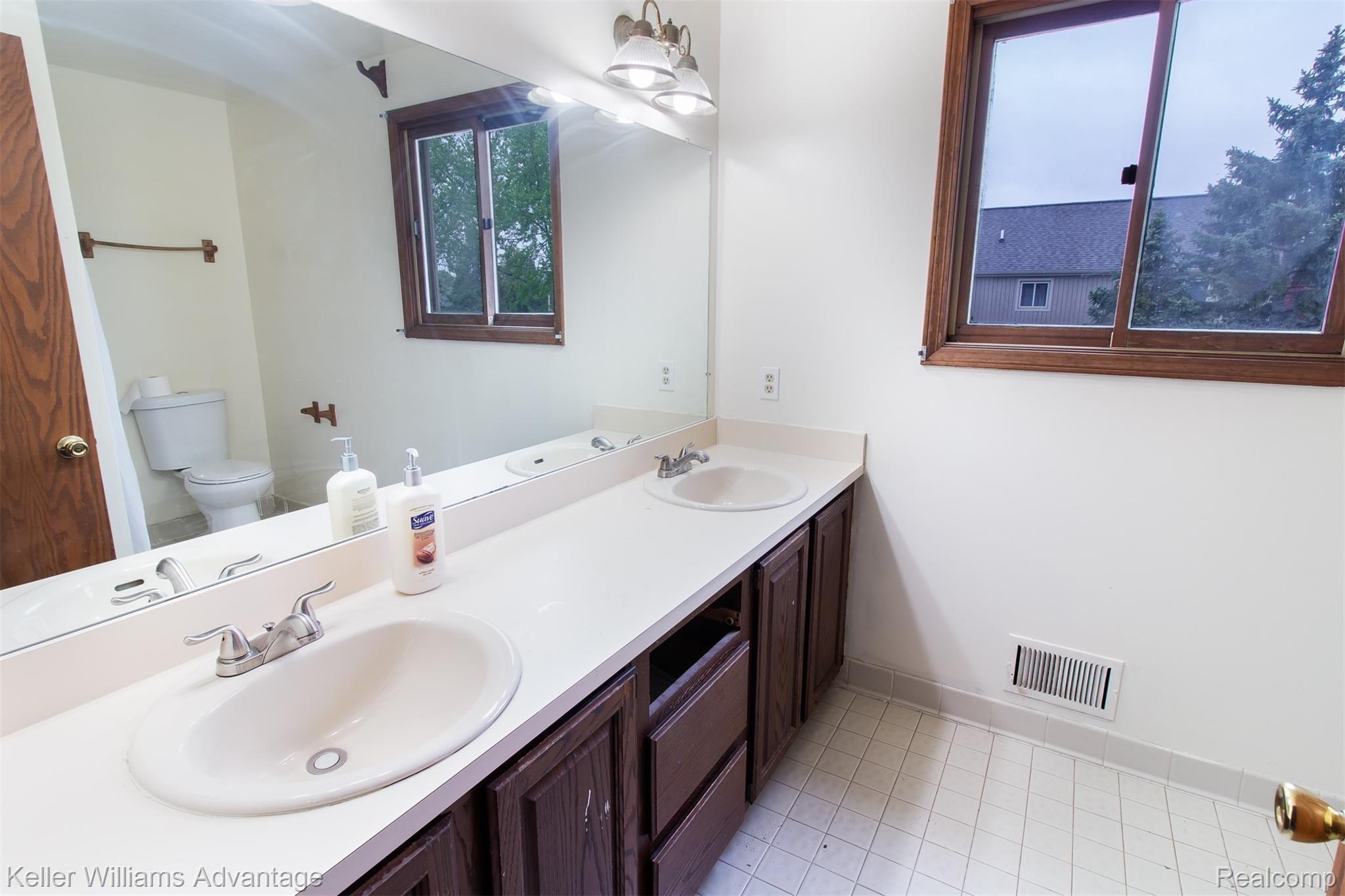 16349 Liberty Bell Road North Macomb, MI 48044 - Photo 21 of 33 LibertyBellRdN_16349_FullBath_01.jpg