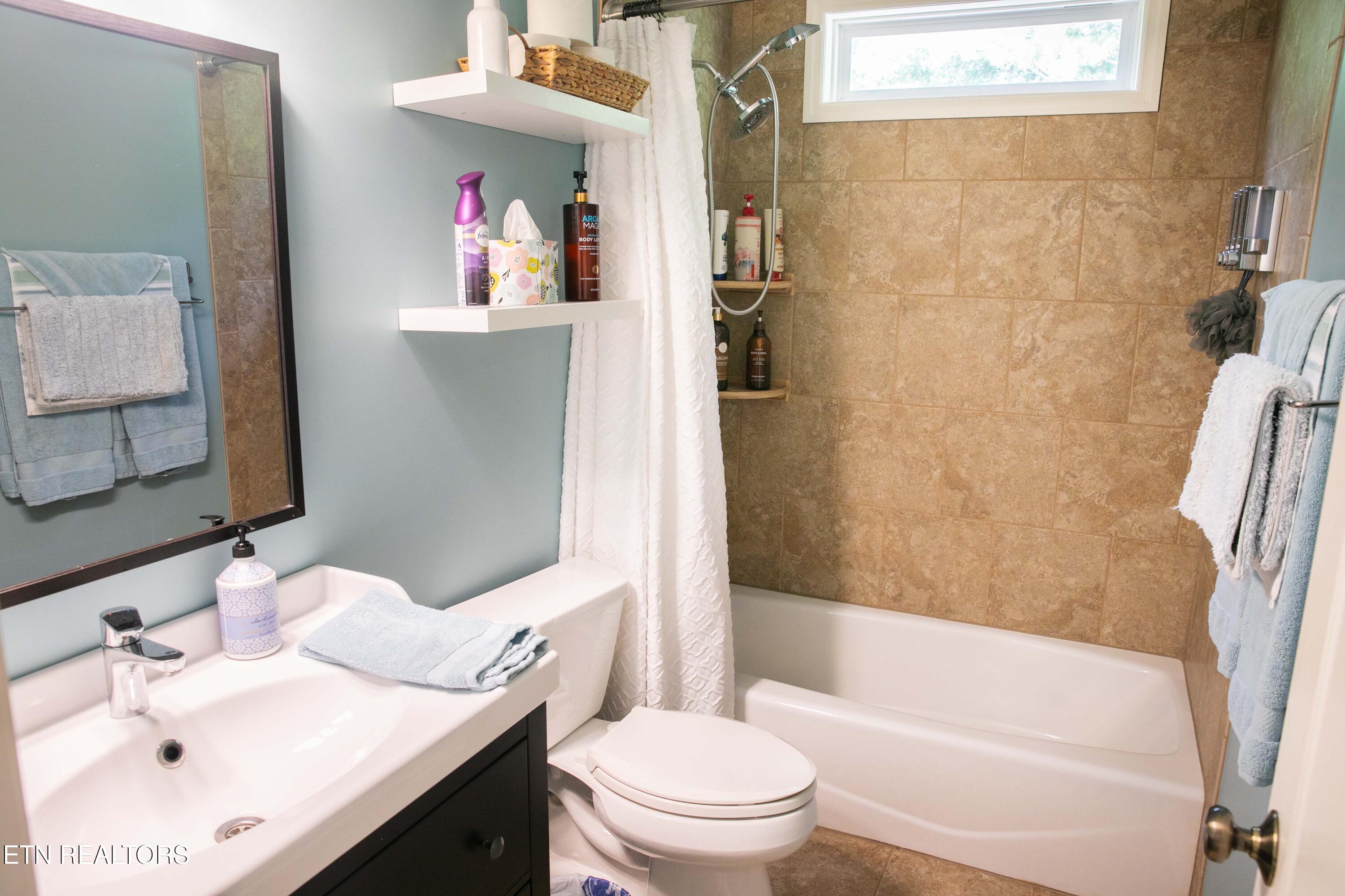 339 Eagles Ridge Tazewell, TN 37879 - Photo 15 of 23 Bathroom3