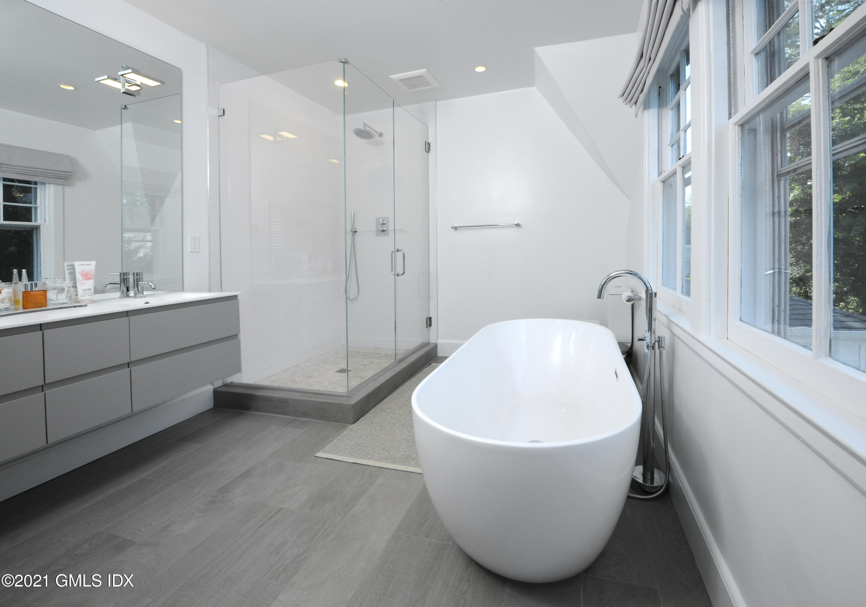 12 Binney Lane Old Greenwich, CT 06870 - Photo 14 of 28 a room with a sink and a mirror