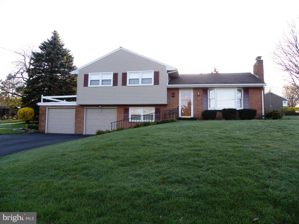 927 Pine Hill Road Lititz, PA 17543 - Photo 1 of 19