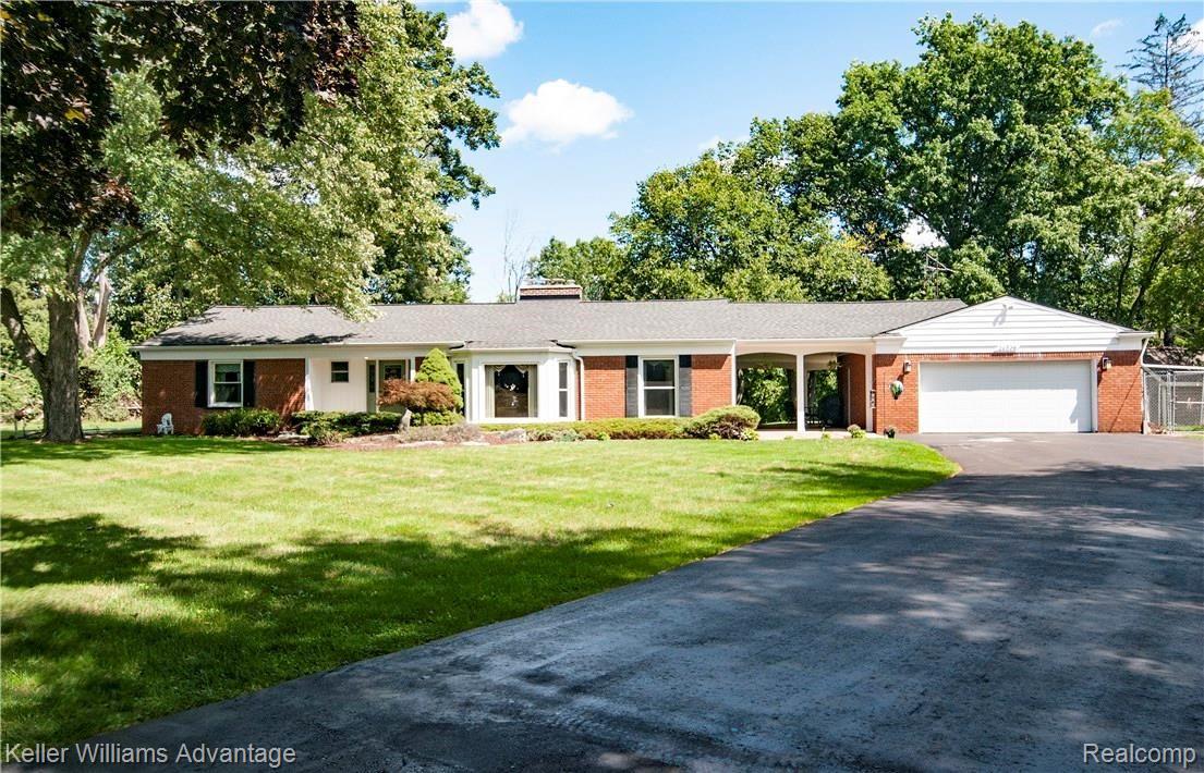 26508 Farmington Road Farmington, MI 48334 - Photo 1 of 45 Farmington Rd._26508_FrontYard_005