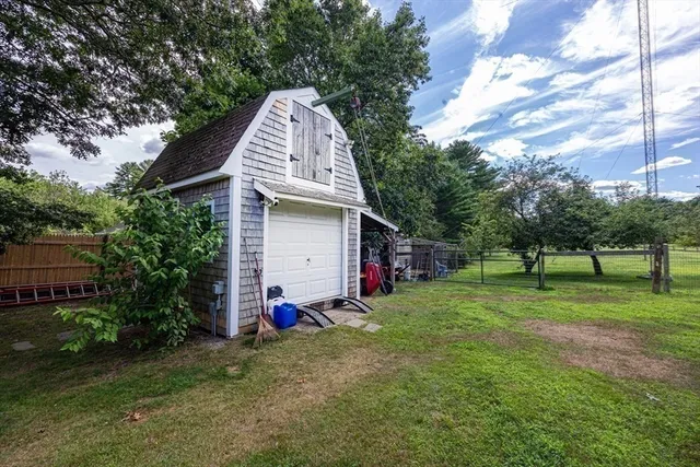 a view of a house with backyard