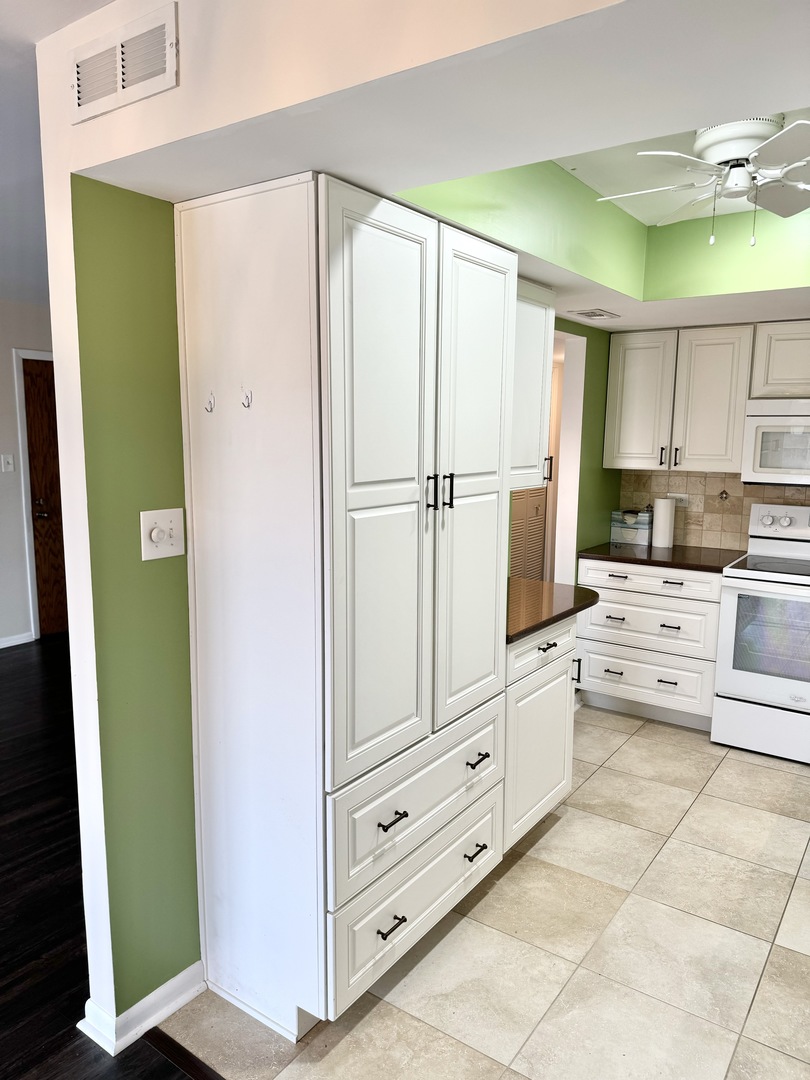 9105 South Roberts Road, Unit 2B Hickory Hills, IL 60457 - Photo 9 of 23 Gallery Image 9