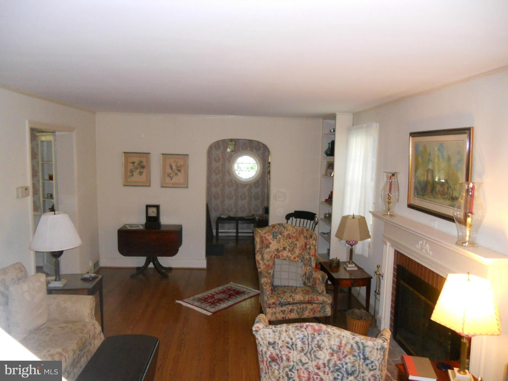 919 Kingston Road Baltimore, MD 21212 - Photo 5 of 17 Living Room