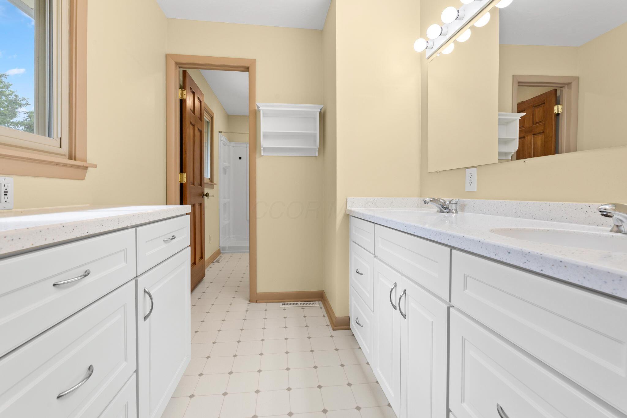 926 South Hempstead Road Westerville, OH 43081 - Photo 19 of 58 Primary Ensuite