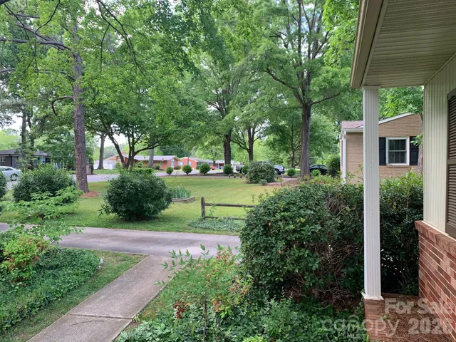 a view of a house with a backyard