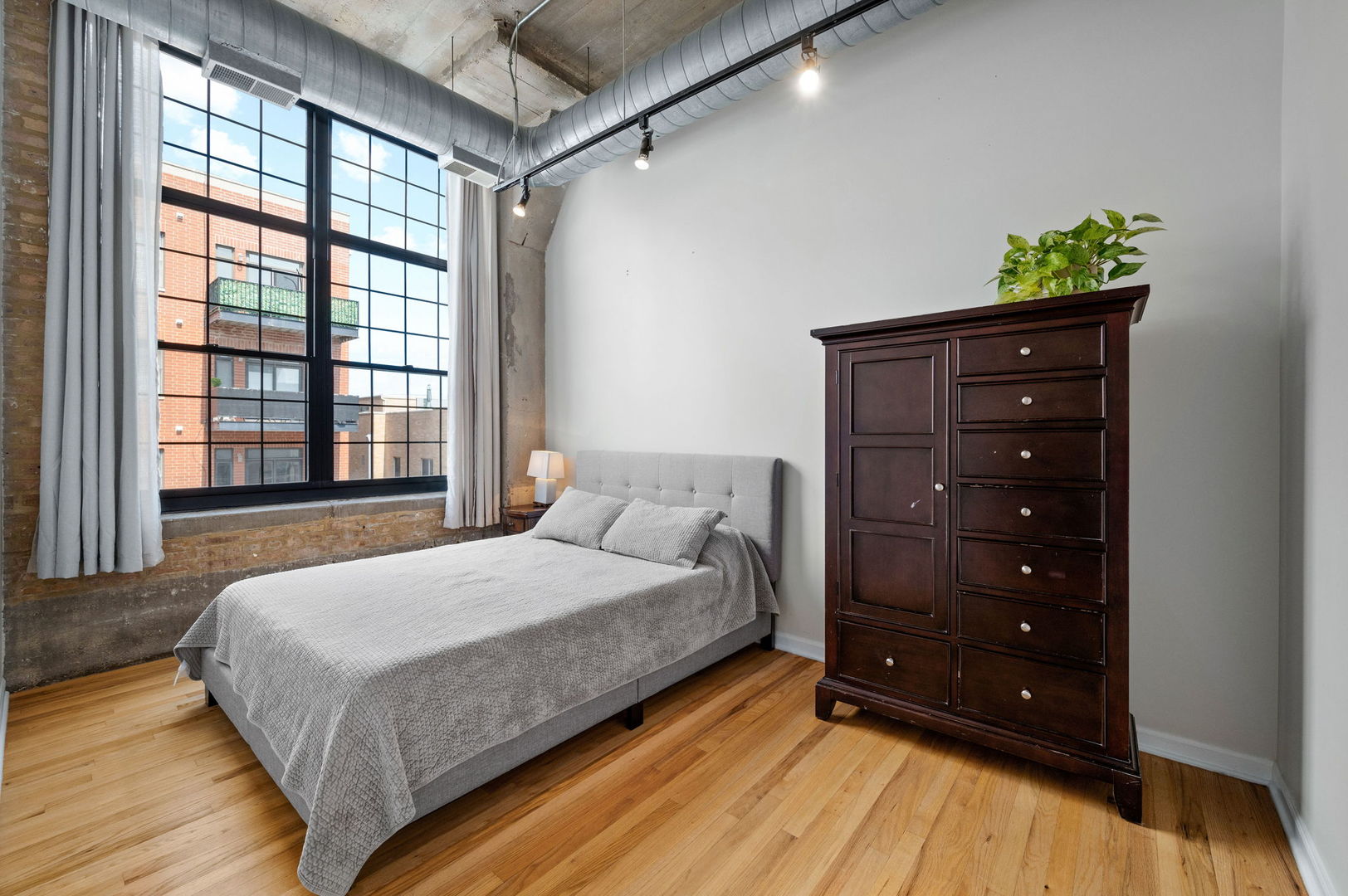 17 North Loomis Street, Unit 4D Chicago, IL 60607 - Photo 14 of 26 a bedroom with a bed and a window