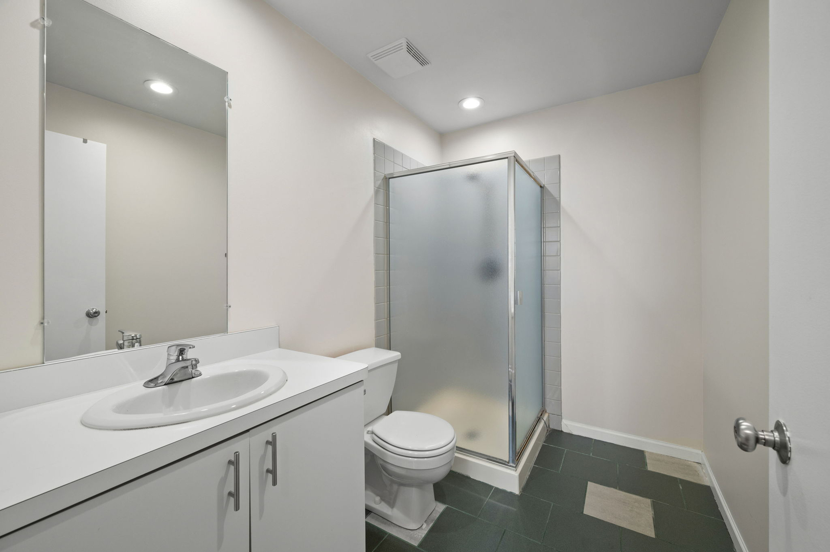 17 North Loomis Street, Unit 4D Chicago, IL 60607 - Photo 15 of 26 a bathroom with a toilet a sink and shower