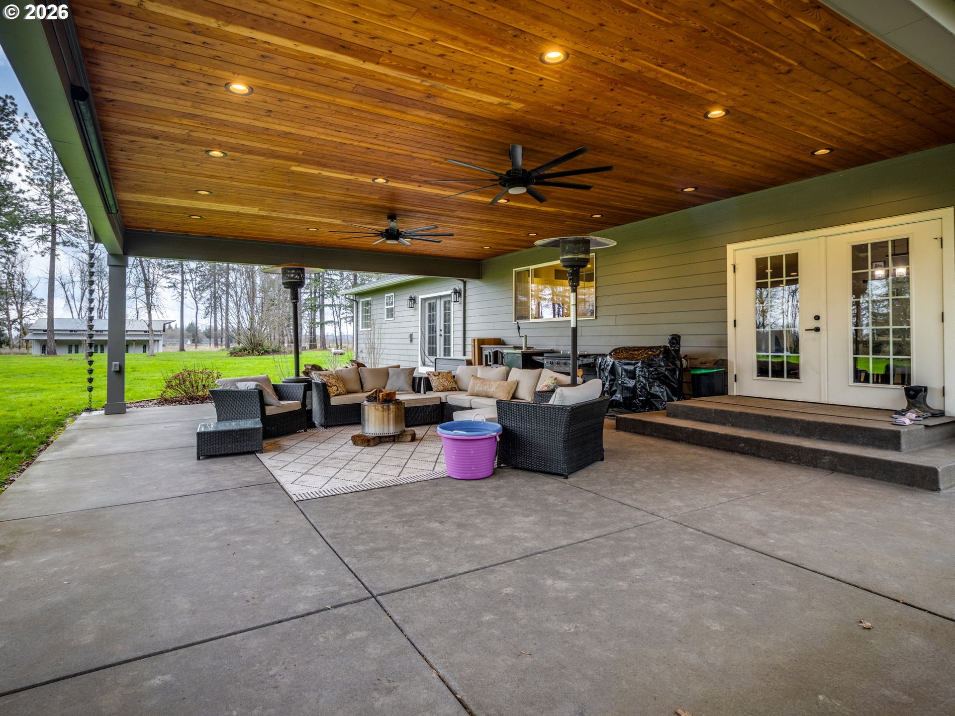 12950 South Barnards Road Molalla, OR 97038 - Photo 5 of 48 a lobby with furniture and a garden