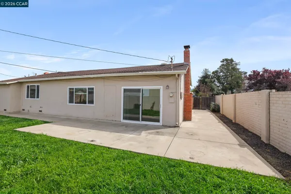 a view of a house with backyard and a garden