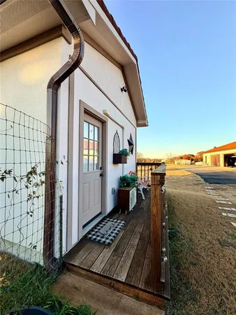 a view of a house with backyard